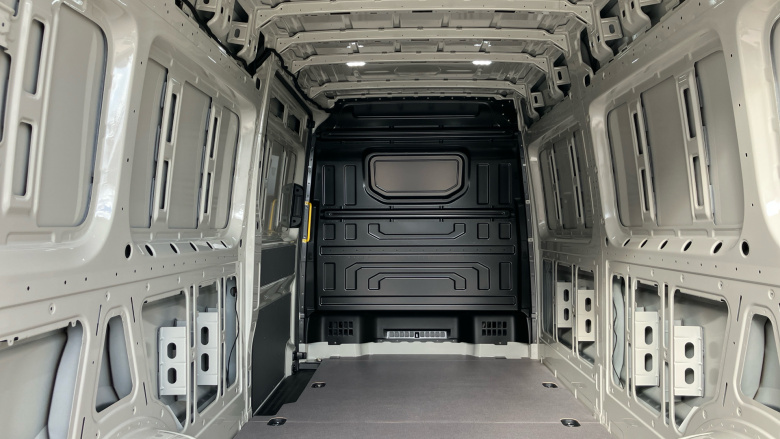 Volkswagen Crafter Cr35 Lwb Diesel Fwd 2.0 TDI 140PS Commerce Plus High Roof Van